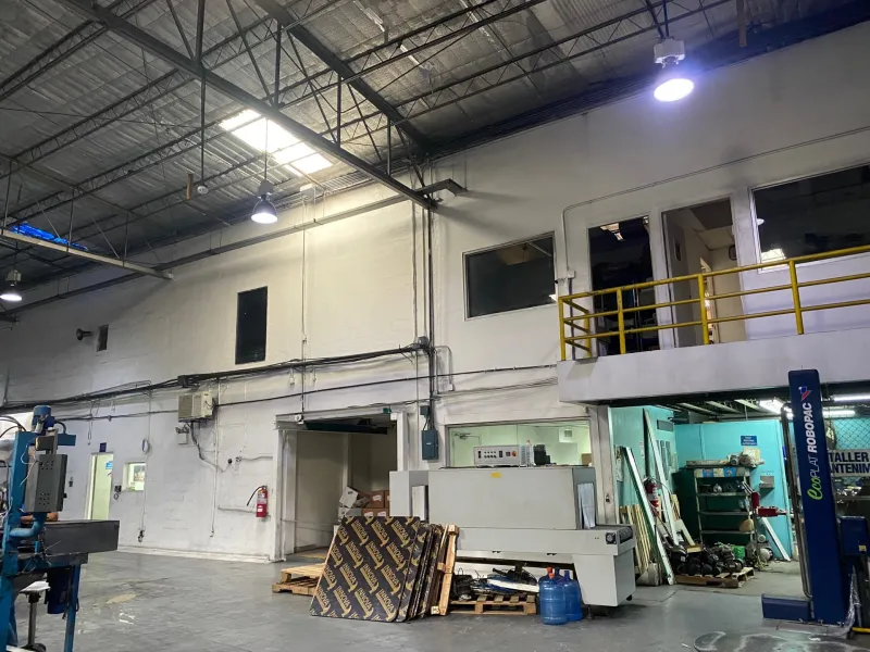 ALQUILER DE GALERA SOBRE LA VÍA TRANSÍSTMICA - MILLA 8