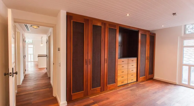 VENTA DE PROPIEDAD RESIDENCIAL CON LOCALES COMERCIALES EN CASCO VIEJO