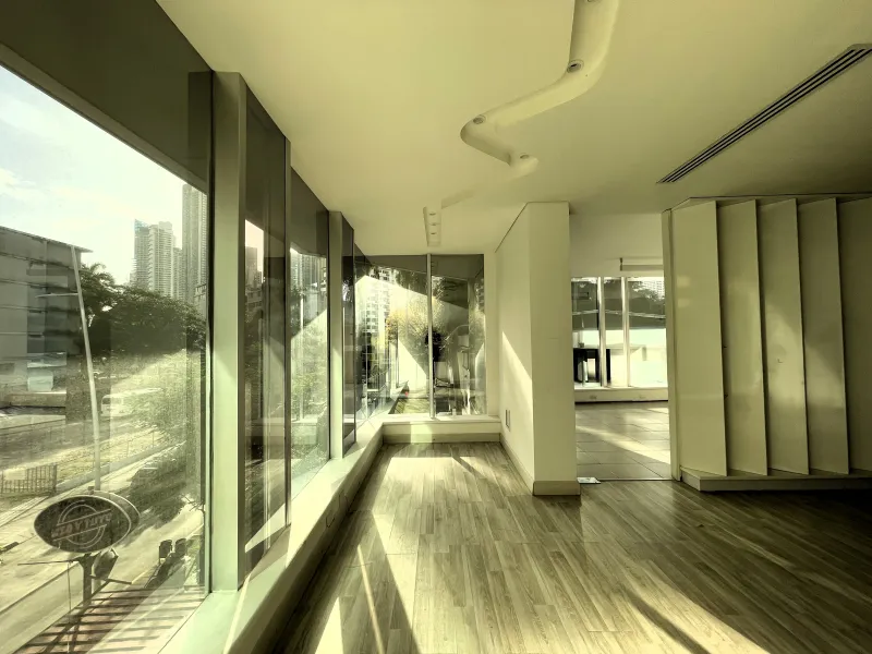 VENTA DE EDIFICIO COMERCIAL Y TERRENO​ EN BELLA VISTA